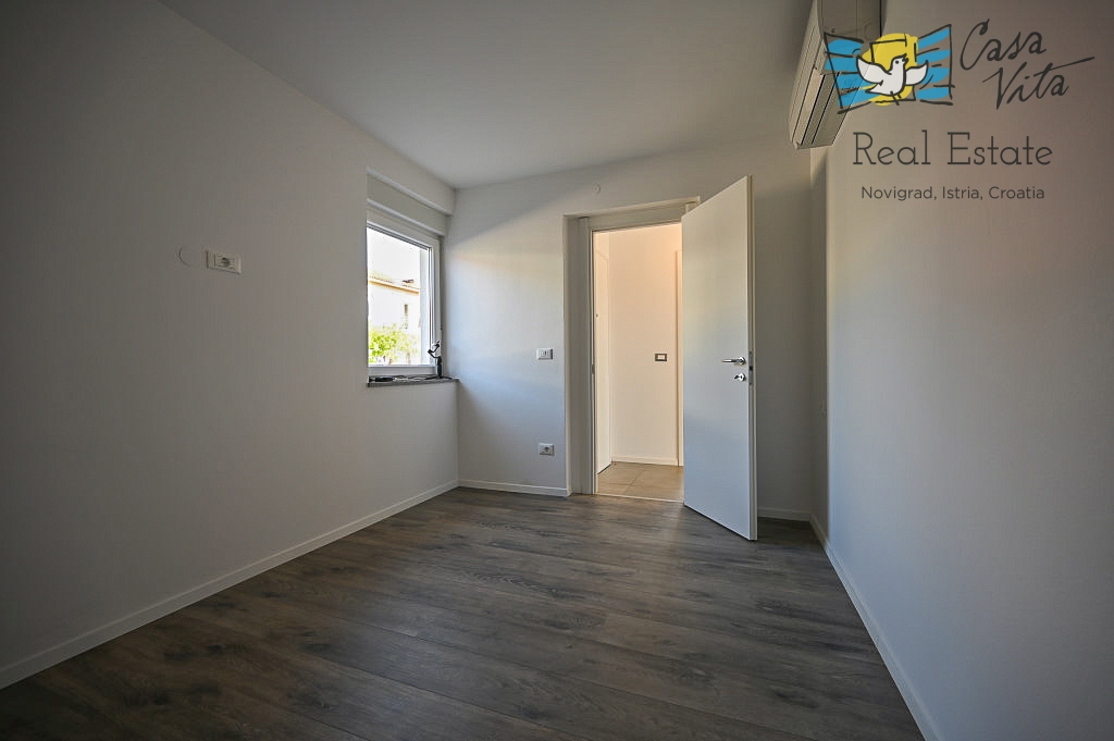 ISTRA, NOVIGRAD - Appartamento al piano terra di un edificio residenziale a 50 m dal mare!