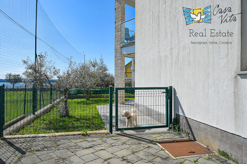 ISTRA, NOVIGRAD - Appartamento al piano terra di un edificio residenziale a 50 m dal mare!