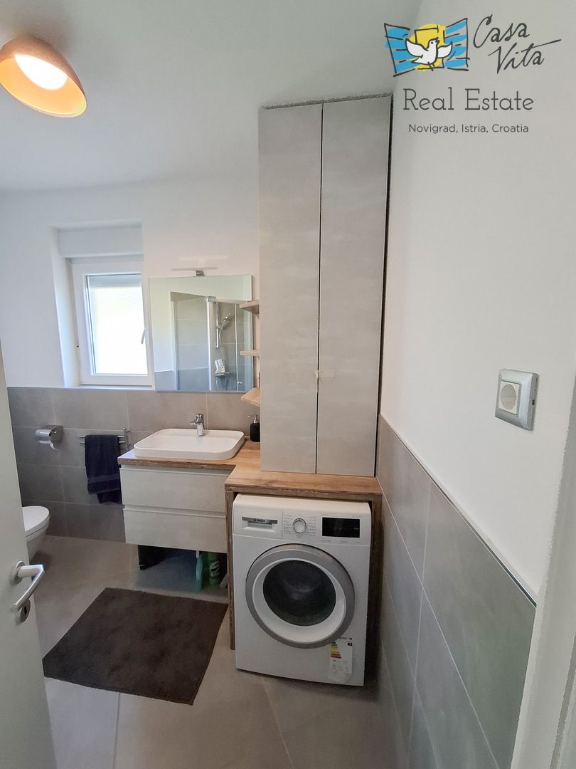 ISTRA, NOVIGRAD - Appartamento al piano terra di un edificio residenziale a 50 m dal mare!