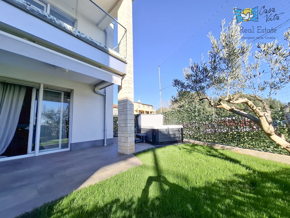 ISTRA, NOVIGRAD - Appartamento al piano terra di un edificio residenziale a 50 m dal mare!