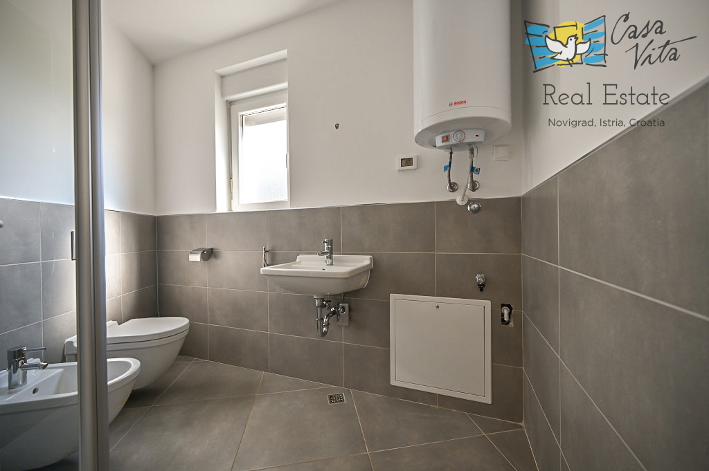 ISTRA, NOVIGRAD - Appartamento al piano terra di un edificio residenziale a 50 m dal mare!