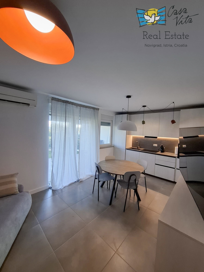 ISTRA, NOVIGRAD - Appartamento al piano terra di un edificio residenziale a 50 m dal mare!
