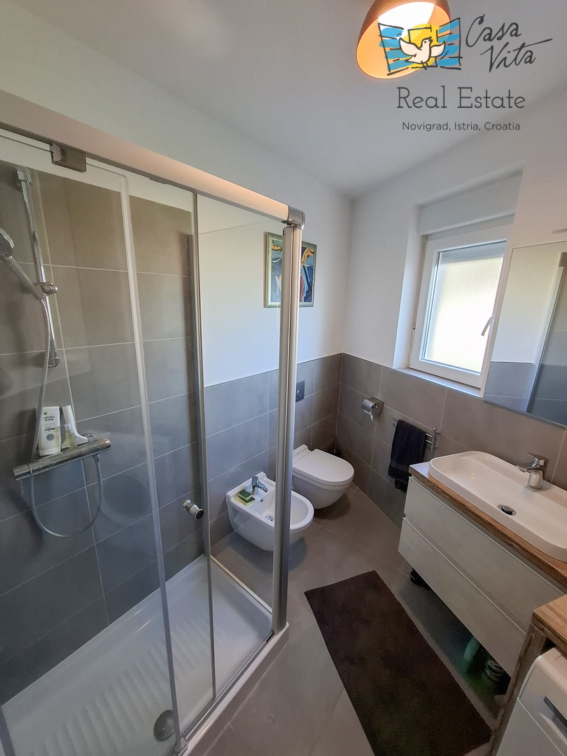 ISTRA, NOVIGRAD - Appartamento al piano terra di un edificio residenziale a 50 m dal mare!