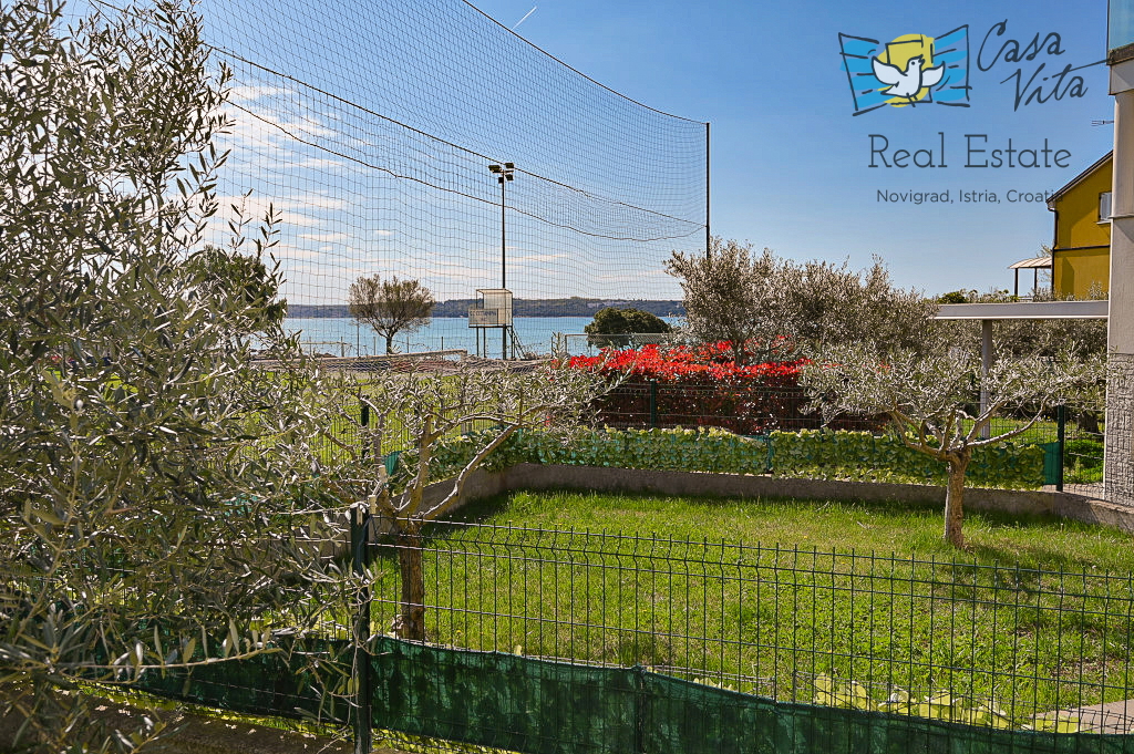 ISTRA, NOVIGRAD - Appartamento al piano terra di un edificio residenziale a 50 m dal mare!