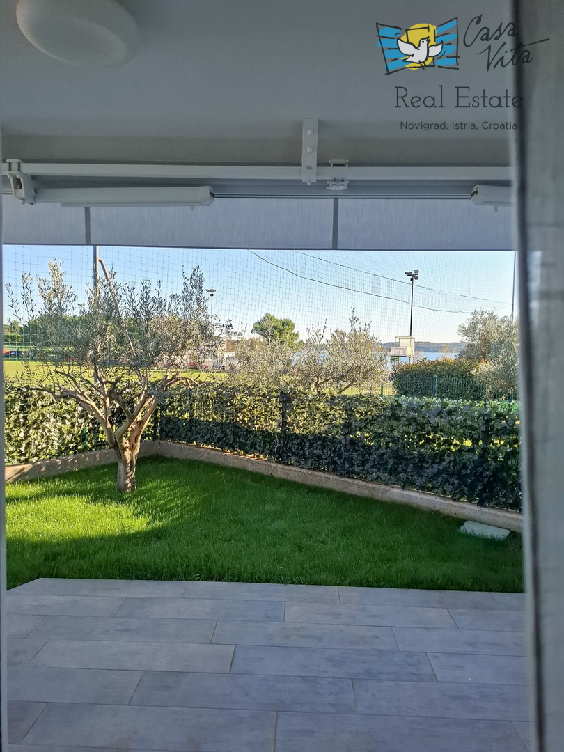 ISTRA, NOVIGRAD - Appartamento al piano terra di un edificio residenziale a 50 m dal mare!