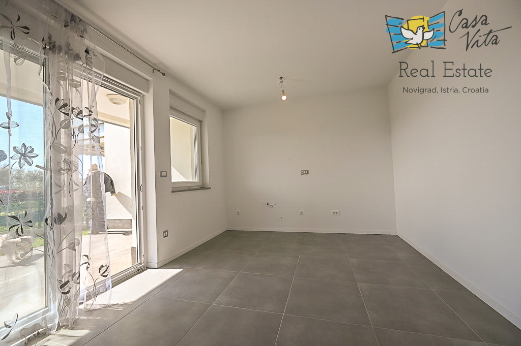 ISTRA, NOVIGRAD - Appartamento al piano terra di un edificio residenziale a 50 m dal mare!