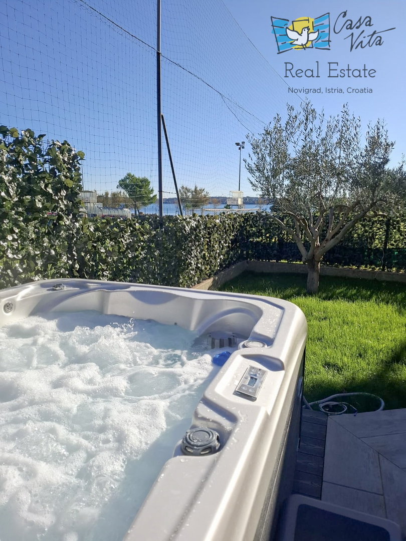 ISTRA, NOVIGRAD - Appartamento al piano terra di un edificio residenziale a 50 m dal mare!