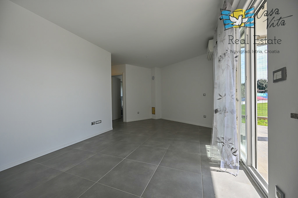 ISTRA, NOVIGRAD - Appartamento al piano terra di un edificio residenziale a 50 m dal mare!