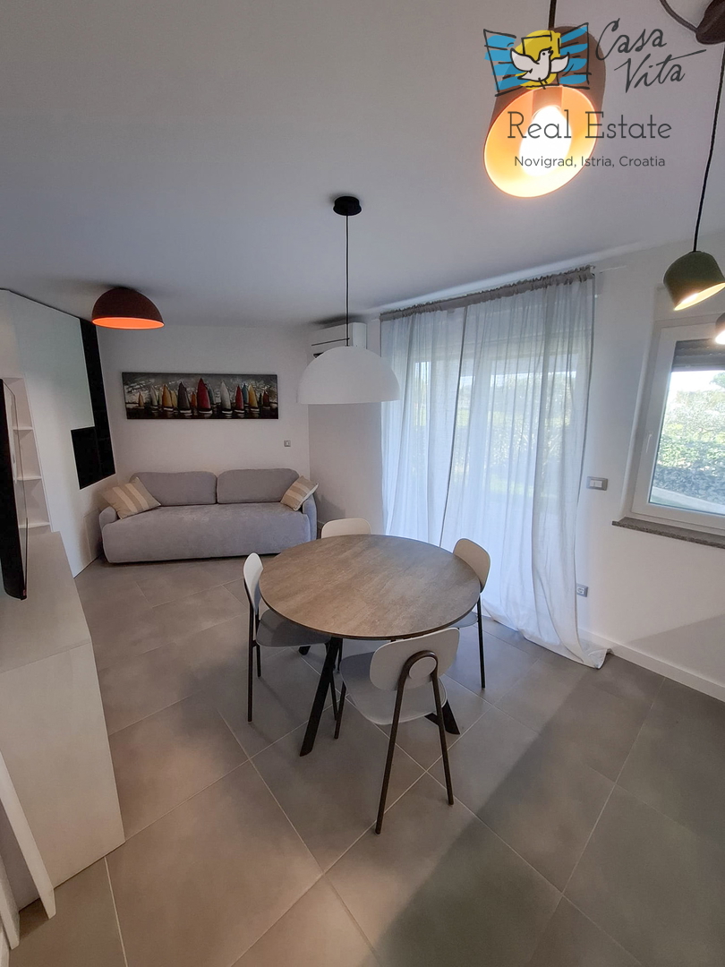 ISTRA, NOVIGRAD - Appartamento al piano terra di un edificio residenziale a 50 m dal mare!