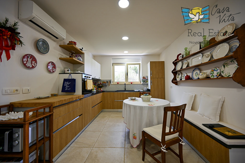 ISTRA, NOVIGRAD - Casa completamente arredata con giardino splendidamente curato!