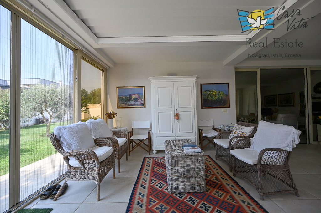 ISTRA, NOVIGRAD - Casa completamente arredata con giardino splendidamente curato!