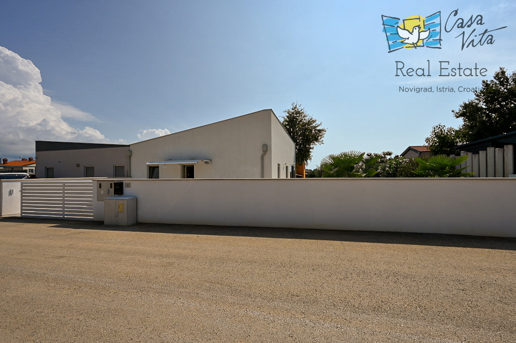 ISTRA, NOVIGRAD - Casa completamente arredata con giardino splendidamente curato!