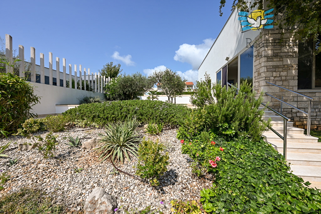 ISTRA, NOVIGRAD - Casa completamente arredata con giardino splendidamente curato!