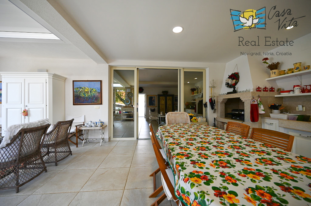 ISTRA, NOVIGRAD - Casa completamente arredata con giardino splendidamente curato!