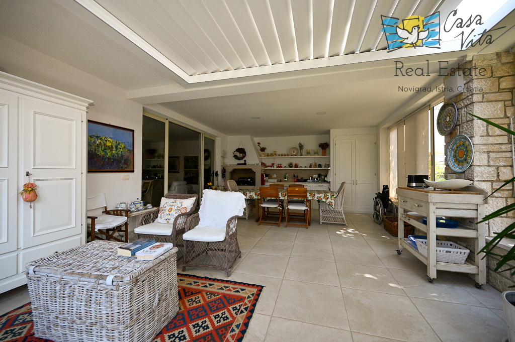 ISTRA, NOVIGRAD - Casa completamente arredata con giardino splendidamente curato!