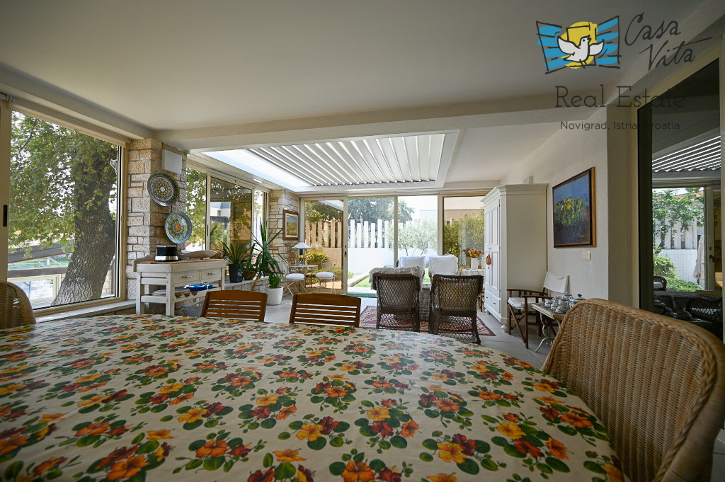 ISTRA, NOVIGRAD - Casa completamente arredata con giardino splendidamente curato!