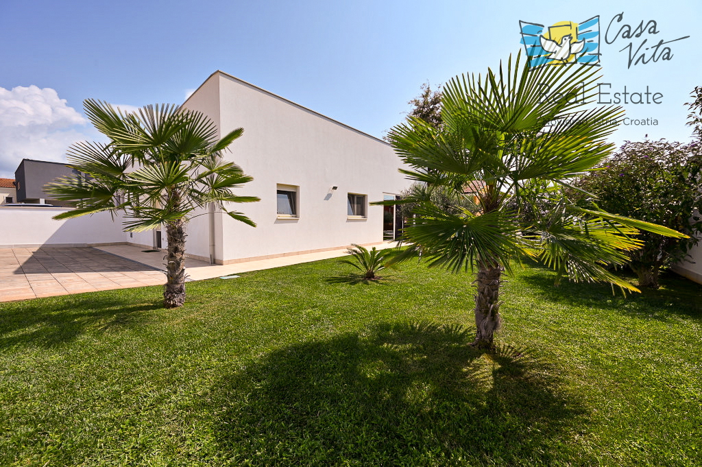 ISTRA, NOVIGRAD - Casa completamente arredata con giardino splendidamente curato!