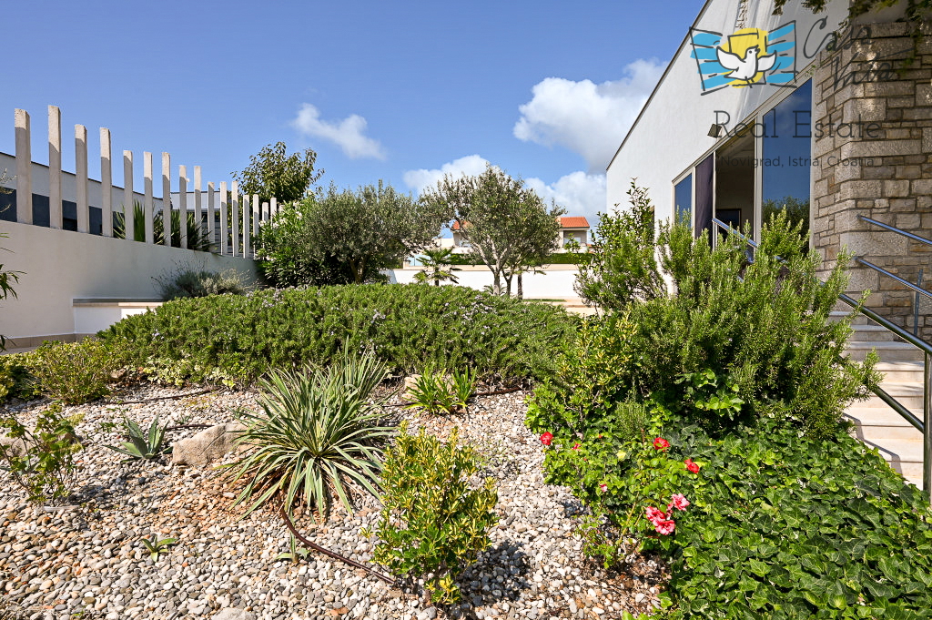 ISTRA, NOVIGRAD - Casa completamente arredata con giardino splendidamente curato!