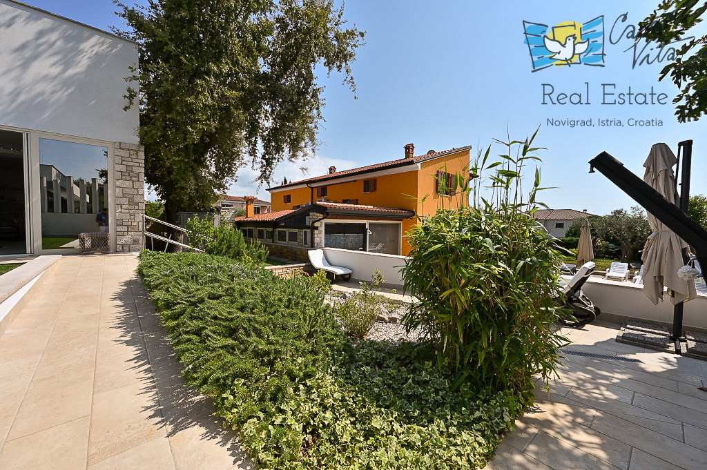 ISTRA, NOVIGRAD - Casa completamente arredata con giardino splendidamente curato!