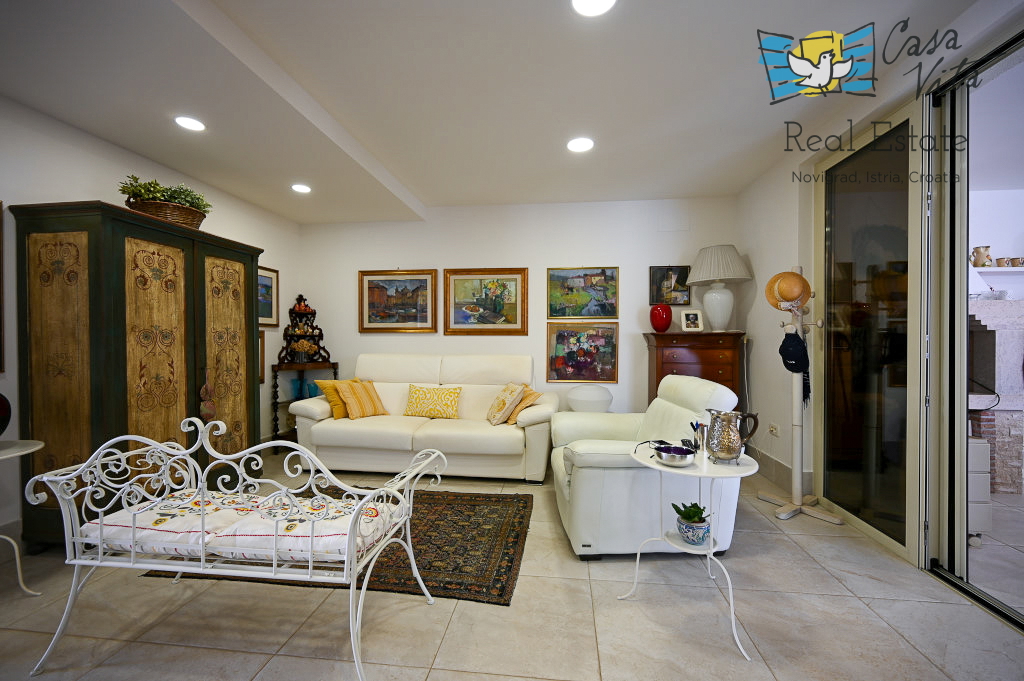 ISTRA, NOVIGRAD - Casa completamente arredata con giardino splendidamente curato!