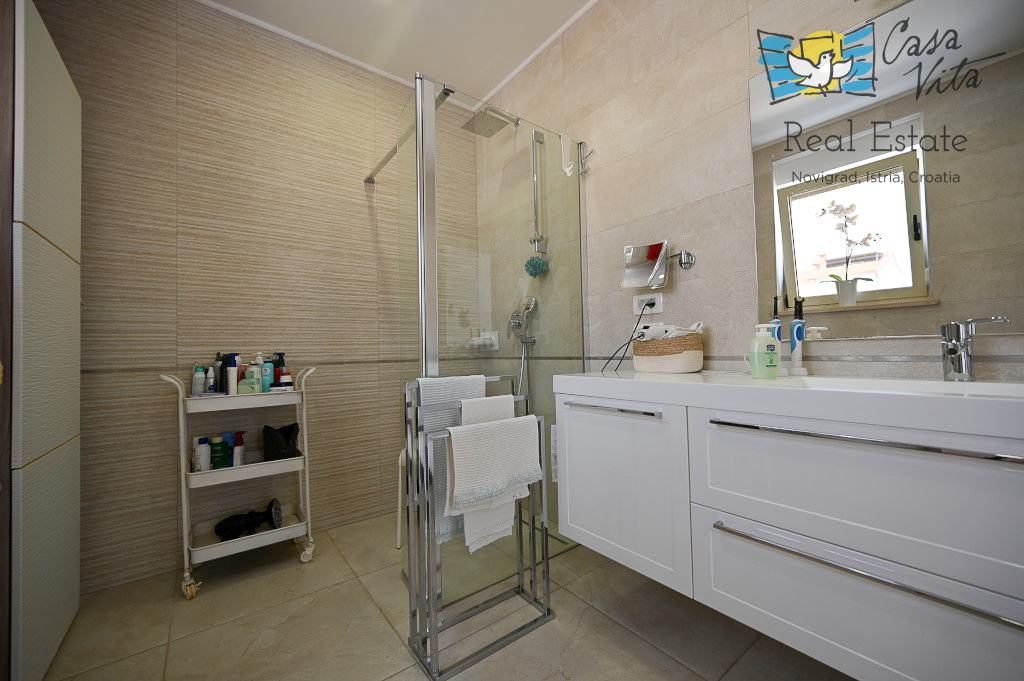 ISTRA, NOVIGRAD - Casa completamente arredata con giardino splendidamente curato!