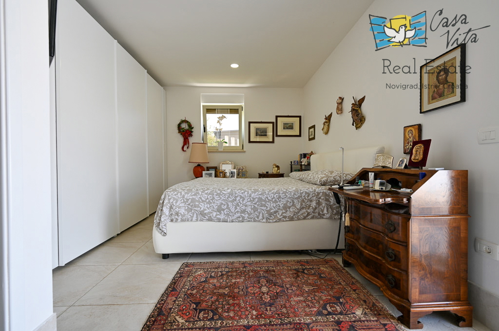 ISTRA, NOVIGRAD - Casa completamente arredata con giardino splendidamente curato!