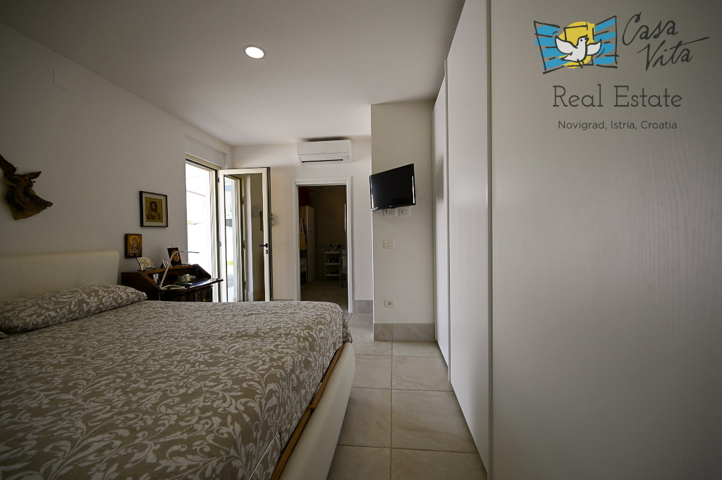 ISTRA, NOVIGRAD - Casa completamente arredata con giardino splendidamente curato!