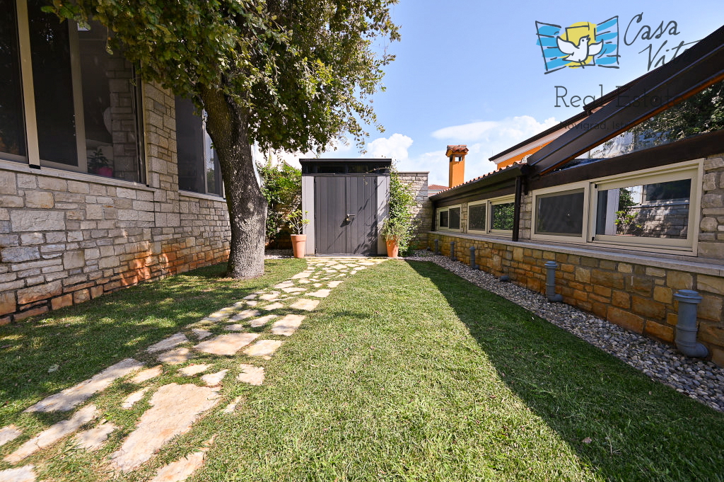 ISTRA, NOVIGRAD - Casa completamente arredata con giardino splendidamente curato!