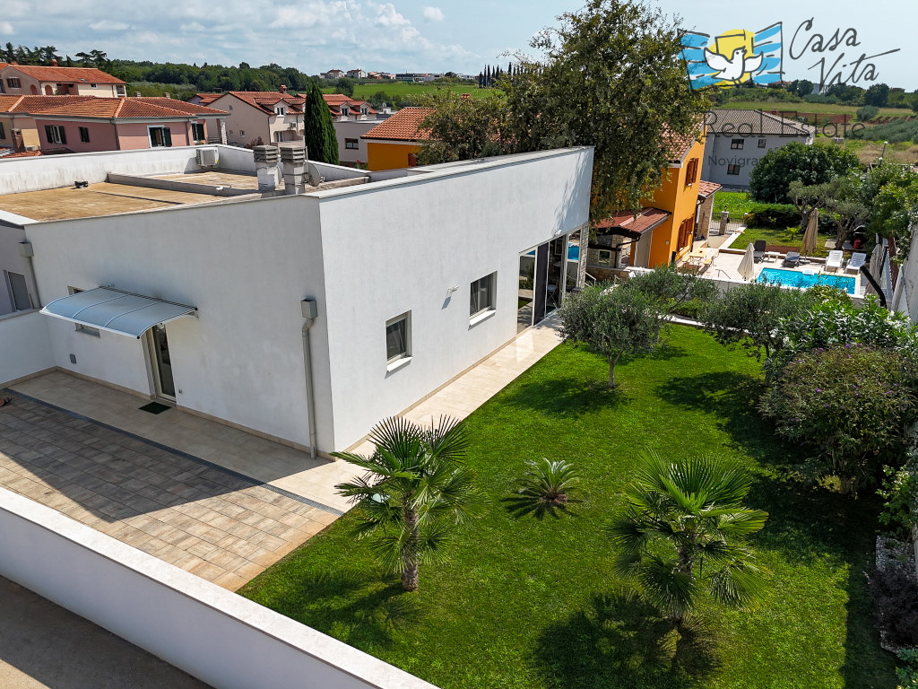 ISTRA, NOVIGRAD - Casa completamente arredata con giardino splendidamente curato!
