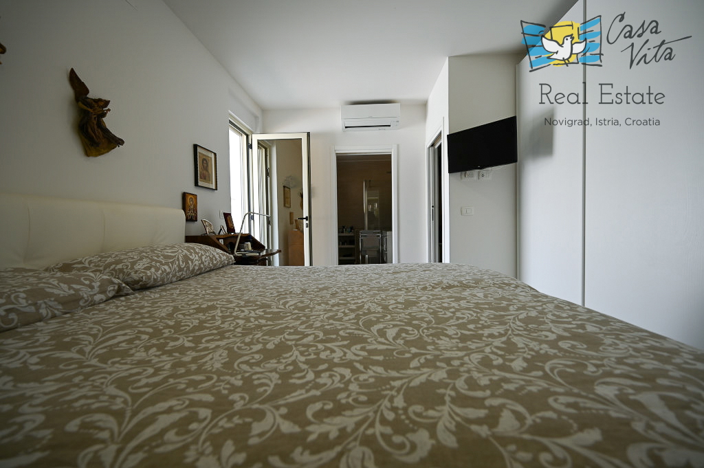 ISTRA, NOVIGRAD - Casa completamente arredata con giardino splendidamente curato!