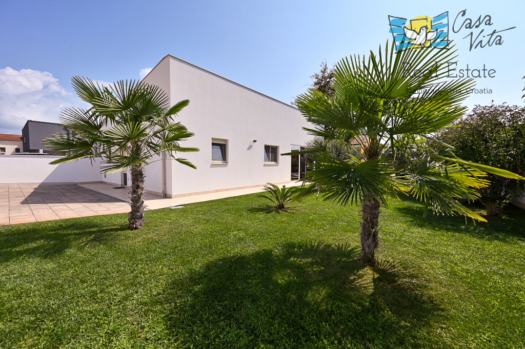 ISTRA, NOVIGRAD - Casa completamente arredata con giardino splendidamente curato!