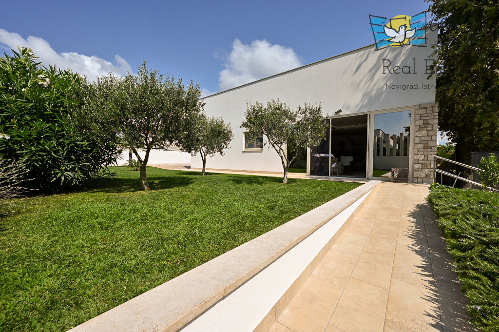 ISTRA, NOVIGRAD - Casa completamente arredata con giardino splendidamente curato!