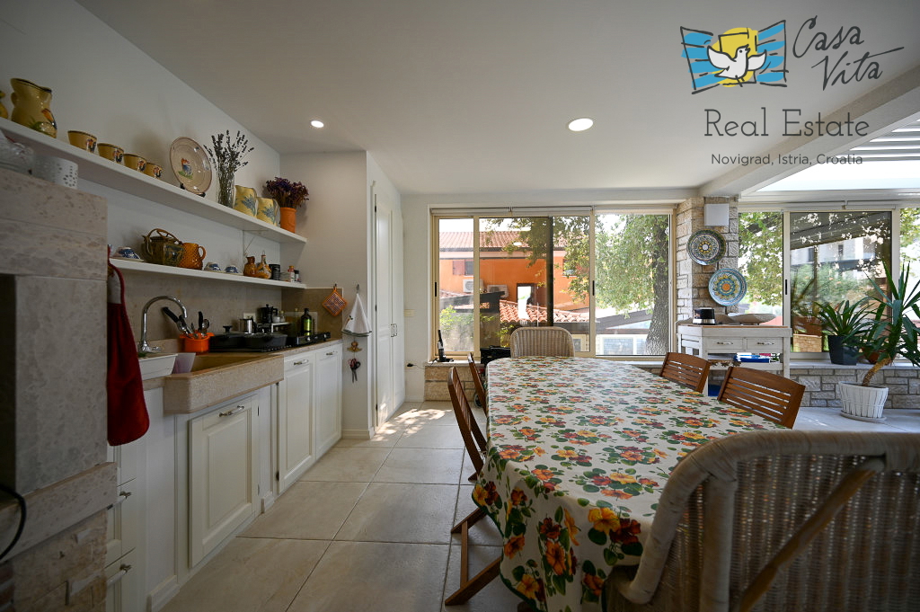 ISTRA, NOVIGRAD - Casa completamente arredata con giardino splendidamente curato!