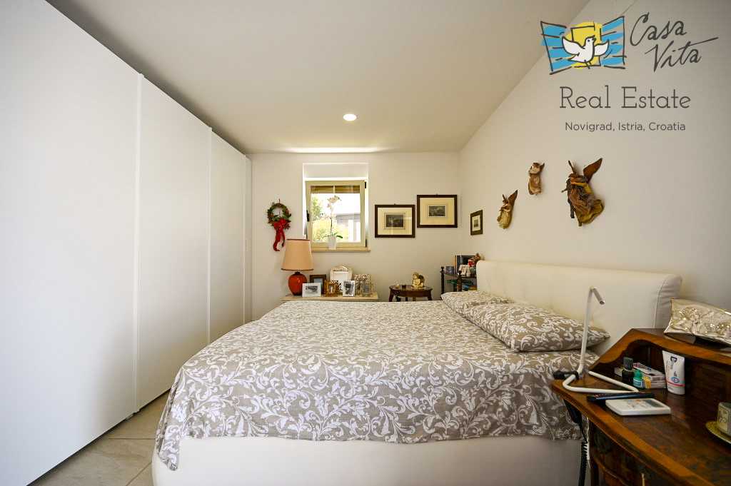 ISTRA, NOVIGRAD - Casa completamente arredata con giardino splendidamente curato!