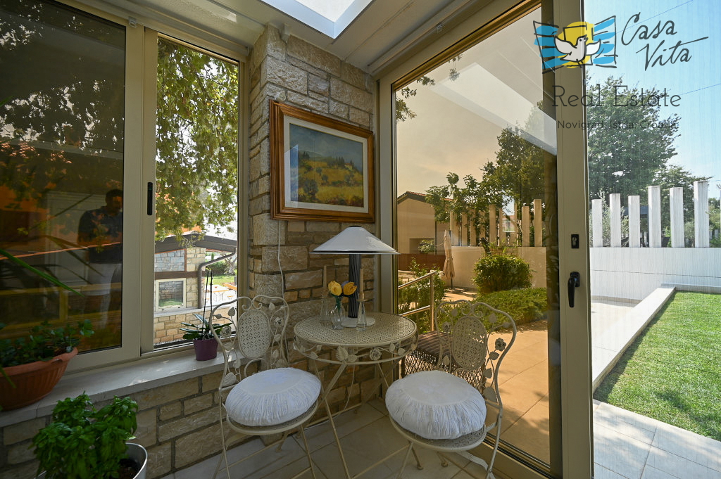 ISTRA, NOVIGRAD - Casa completamente arredata con giardino splendidamente curato!
