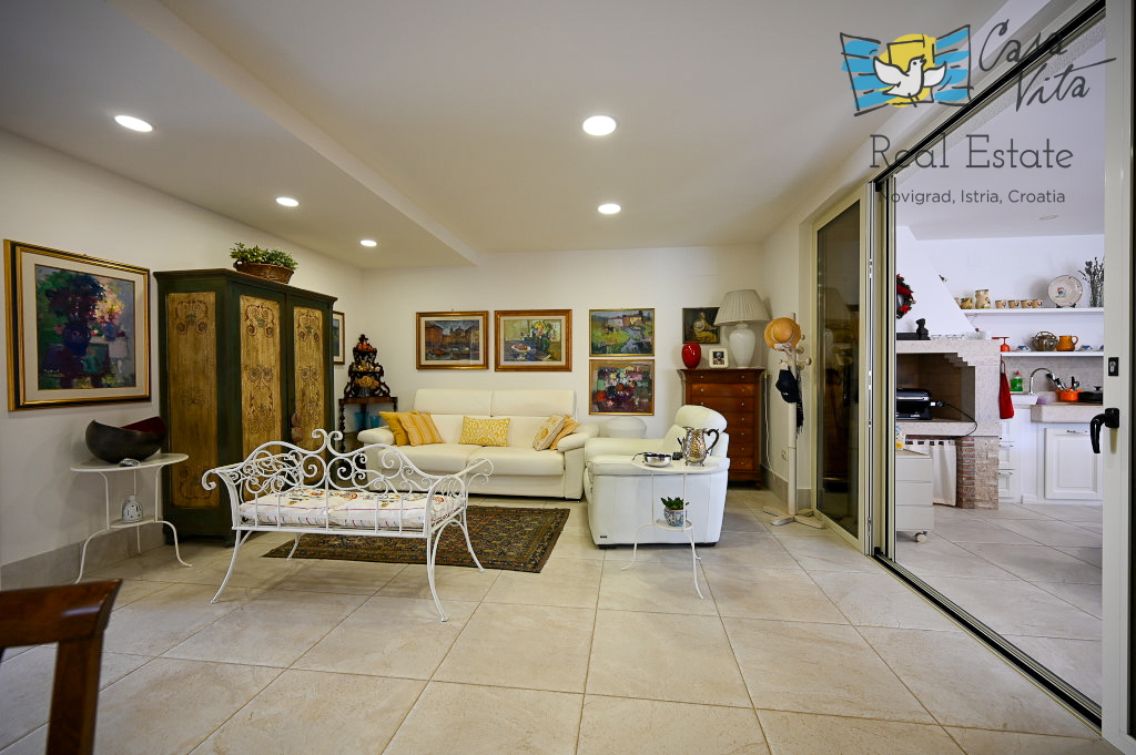 ISTRA, NOVIGRAD - Casa completamente arredata con giardino splendidamente curato!