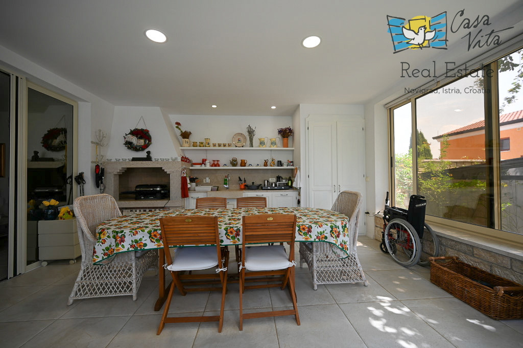 ISTRA, NOVIGRAD - Casa completamente arredata con giardino splendidamente curato!