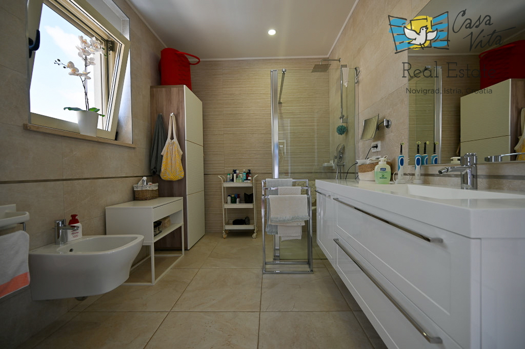 ISTRA, NOVIGRAD - Casa completamente arredata con giardino splendidamente curato!