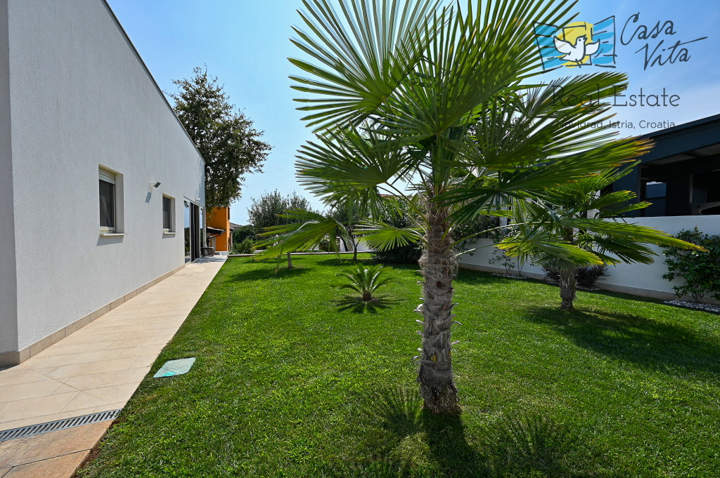 ISTRA, NOVIGRAD - Casa completamente arredata con giardino splendidamente curato!
