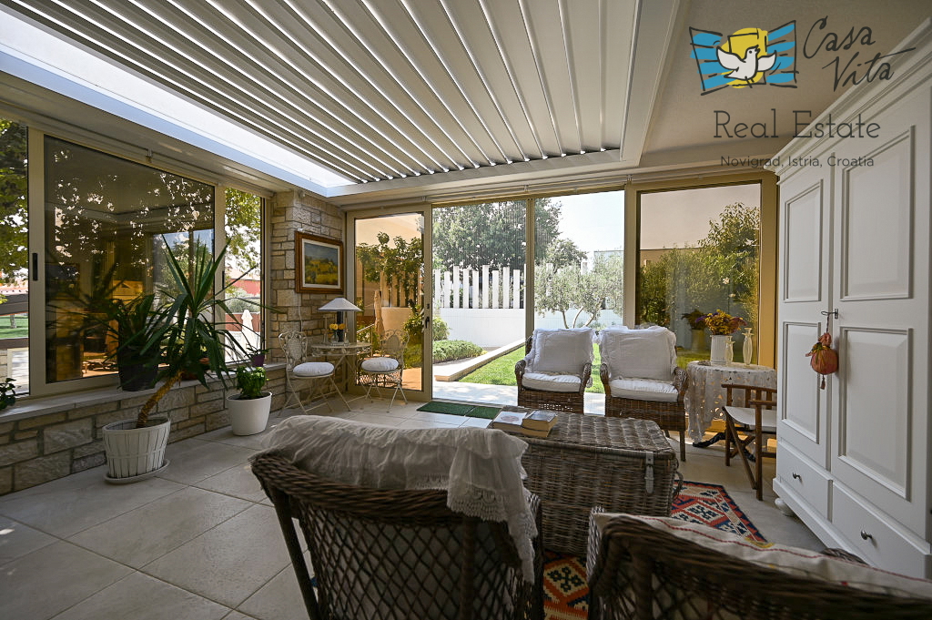 ISTRA, NOVIGRAD - Casa completamente arredata con giardino splendidamente curato!