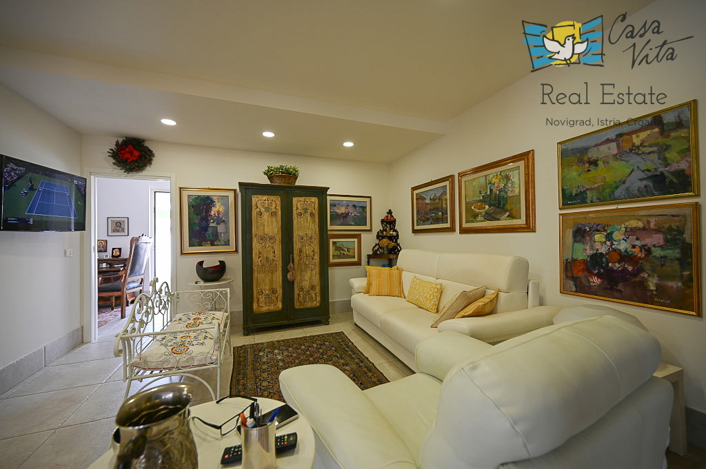 ISTRA, NOVIGRAD - Casa completamente arredata con giardino splendidamente curato!