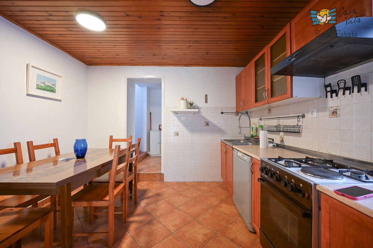 ISTRA, KAŠTELIR - Doppia casa con cortile!