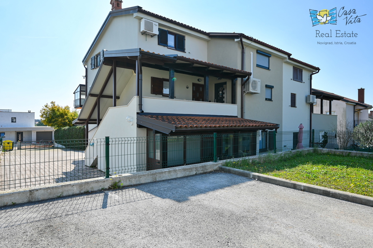 ISTRA, NOVIGRAD - casa a schiera con due appartamenti e garage