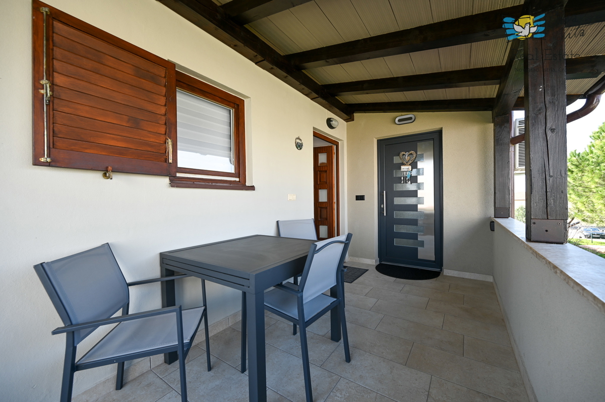 ISTRA, NOVIGRAD - casa a schiera con due appartamenti e garage