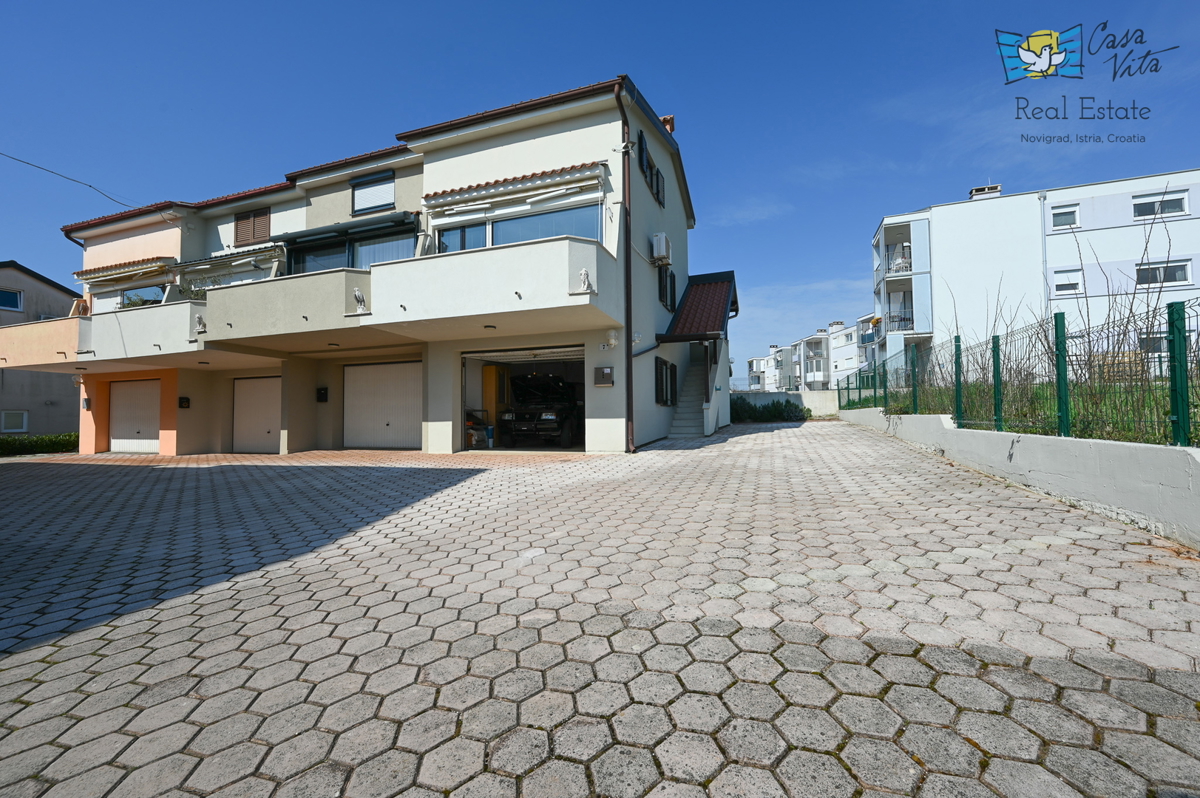 ISTRA, NOVIGRAD - casa a schiera con due appartamenti e garage