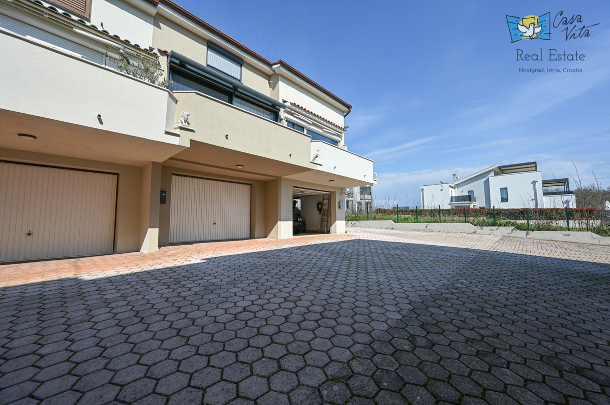 ISTRA, NOVIGRAD - casa a schiera con due appartamenti e garage