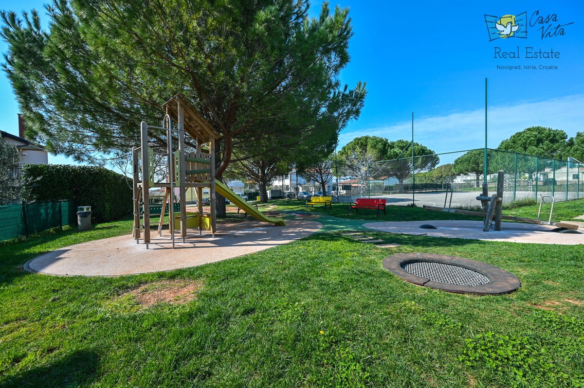 ISTRA, NOVIGRAD - casa a schiera con due appartamenti e garage