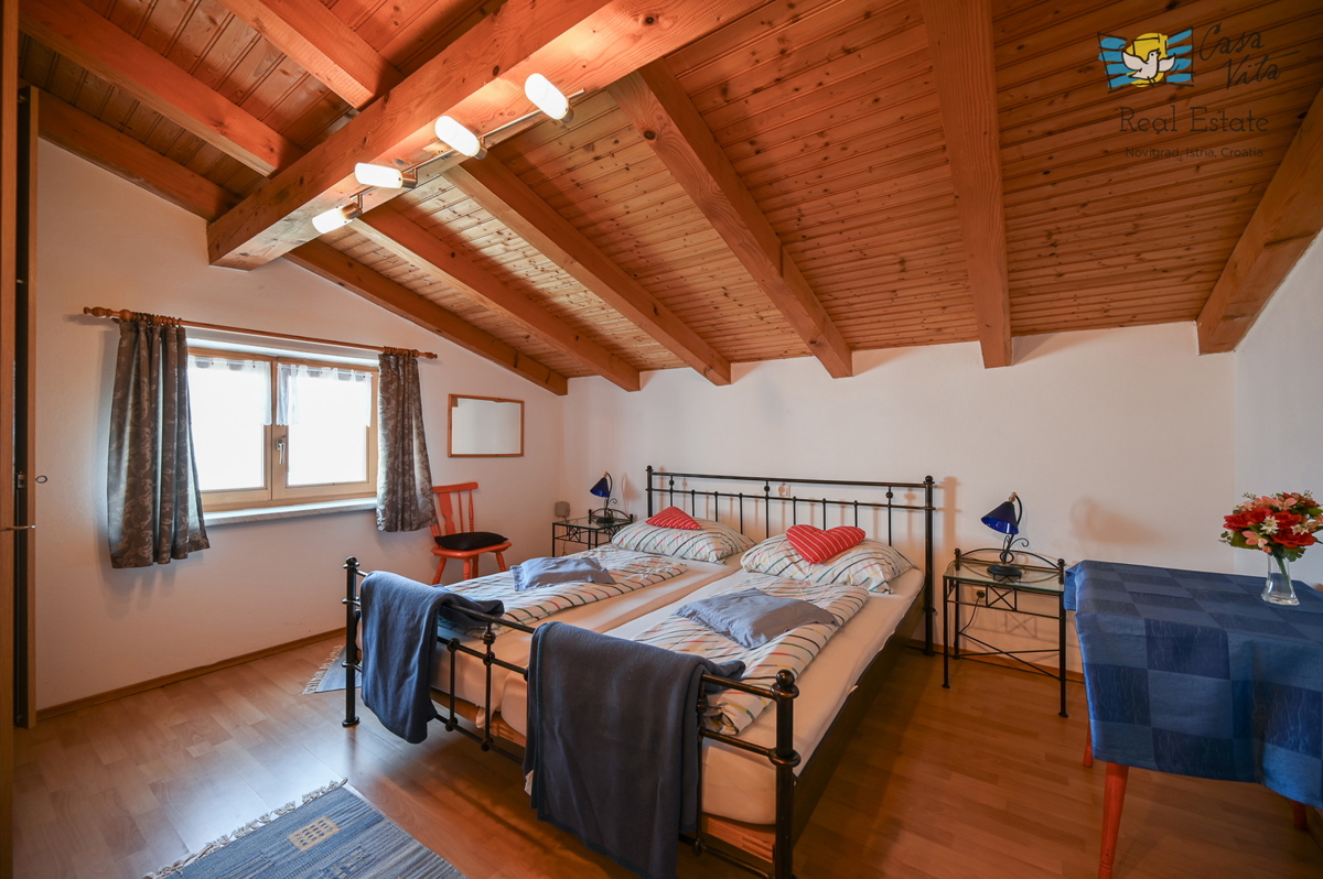 ISTRA, NOVIGRAD - casa a schiera con due appartamenti e garage