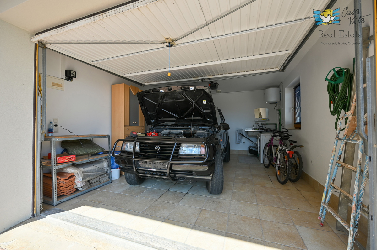 ISTRA, NOVIGRAD - casa a schiera con due appartamenti e garage