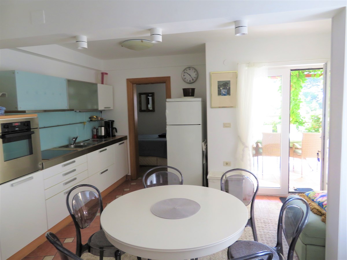 OPATIJA, MOŠĆENIČKA DRAGA - Appartamento e monolocale con ampia terrazza e 2 posti auto